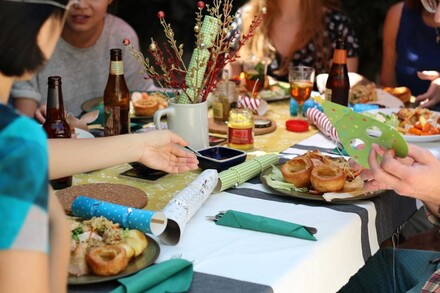 Personnes en train de manger à une table 